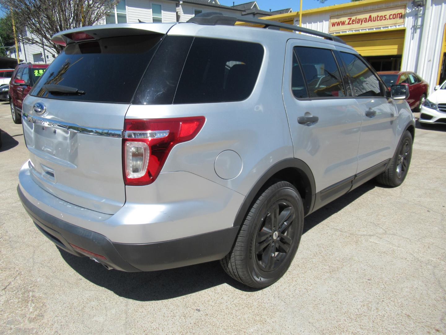 2015 Silver /Gray Ford Explorer XLT (1FM5K7B8XFG) with an 3.5L V6 F DOHC 24V engine, Automatic transmission, located at 1511 North Shepherd Dr., Houston, TX, 77008, (281) 657-1221, 29.798361, -95.412560 - 2015 FORD EXPLORER VIN: 1FM5K7B8XFGB17981 1 F M 5 K 7 B 8 X F G B 1 7 9 8 1 4 DOOR WAGON/SPORT UTILITY 3.5L V6 F DOHC 24V GASOLINE FRONT WHEEL DRIVE - Photo#20